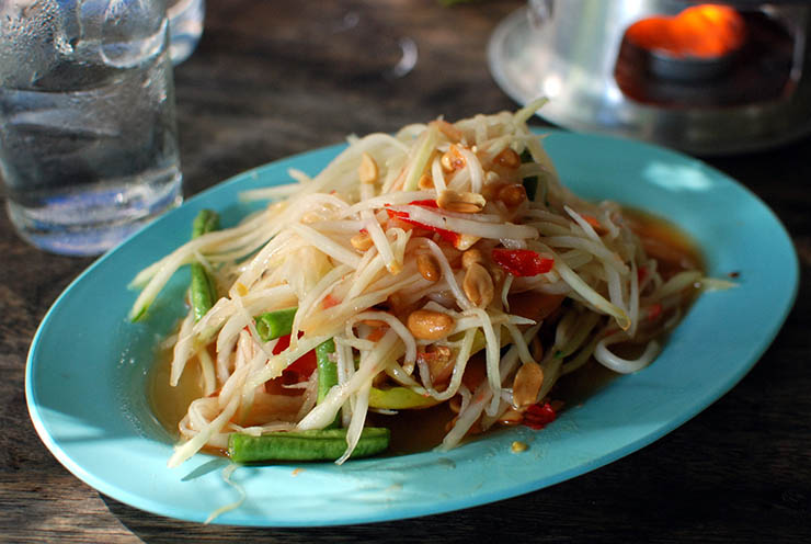3. Som Tam là món ăn có nguồn gốc từ tỉnh Isan, miền đông Thái Lan nhưng bây giờ có mặt khắp nơi. Món gỏi đu đủ này được du khách cực kỳ thích, nét đặc trưng nhất là nó được chế biến bằng chày và cối. Đu đủ chưa chín có vị chua ngọt, giòn mà không mềm, kết hợp với nước sốt đặc biệt khiến ai cũng trầm trồ khen ngợi.
