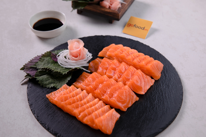 Sashimi cá hồi Na Uy được cắt thái liên tục tại Gofood.