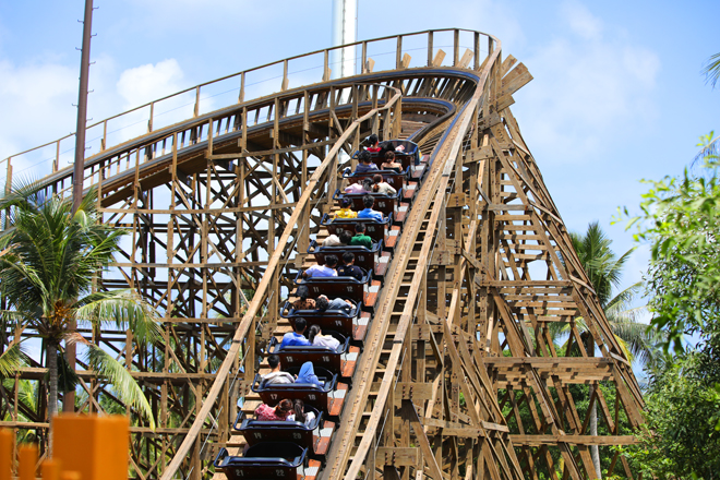 Trò chơi “Mộc xà thịnh nộ" tại Sun World Phu Quoc