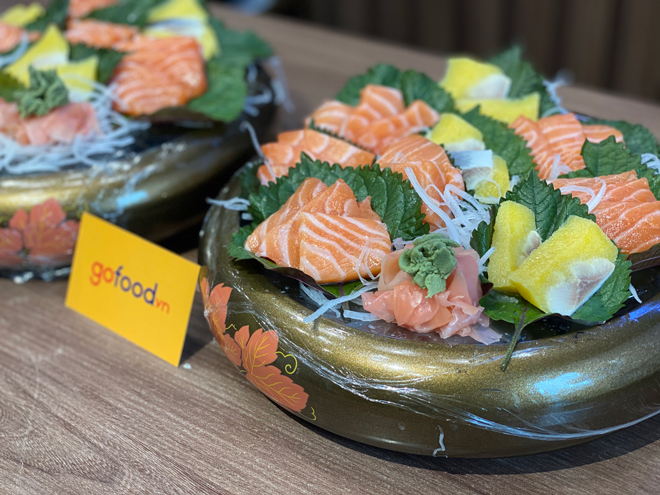 Đĩa sashimi đẹp mắt được Gofood sắp xếp giúp khách hàng.