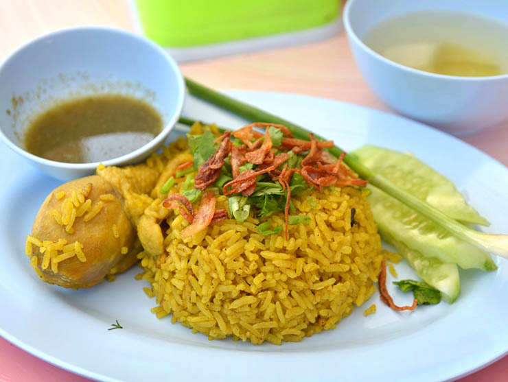 9. Khao Mok Gai là một món cơm gà điển hình, cơm vàng tươi và thơm do được ngâm trong nghệ, ăn kèm với dưa chuột, tương ớt ngọt và một cái đùi đà. Món ăn này có nguồn gốc từ người dân theo đạo Hồi ở Thái Lan nhưng được mọi người ưa chuộng.
