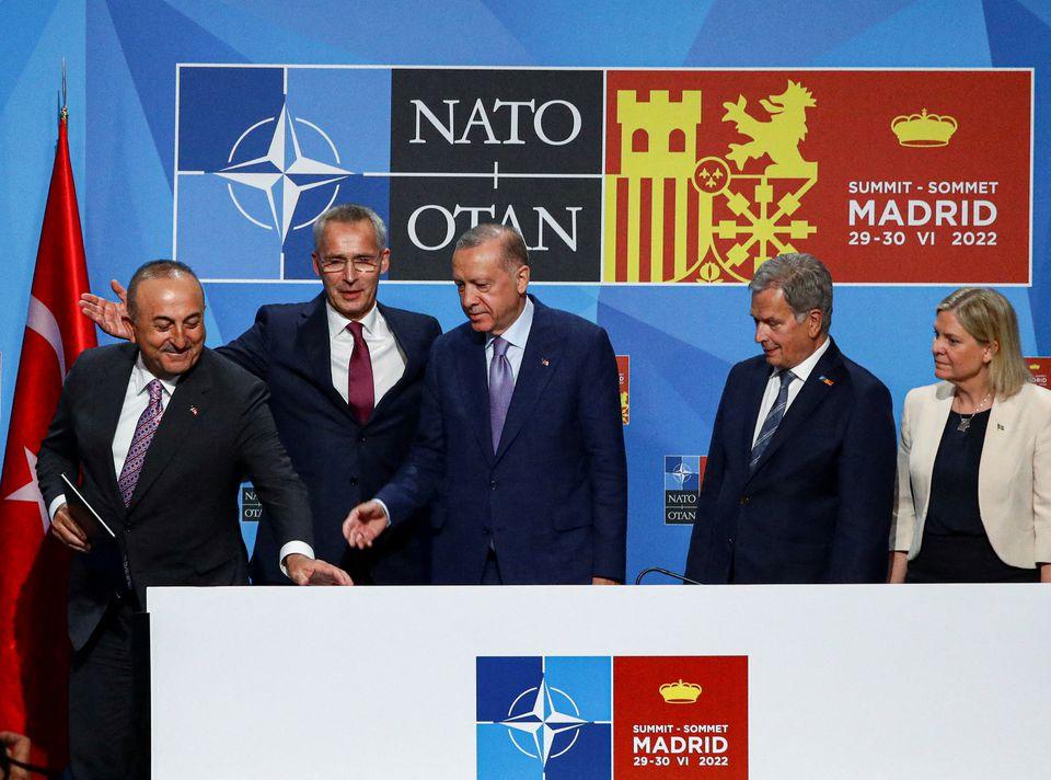 Từ trái sang: Ngoại trưởng Thổ Nhĩ Kỳ Mevlut Cavusoglu, Tổng thư ký NATO Jens Stoltenberg, Tổng thống Thổ Nhĩ Kỳ Tayyip Erdogan, Tổng thống Phần Lan Sauli Niinisto và Thủ tướng Thụy Điển Magdalena Andersson trong hội nghị thượng đỉnh NATO hôm 28.6 (ảnh: Reuters)