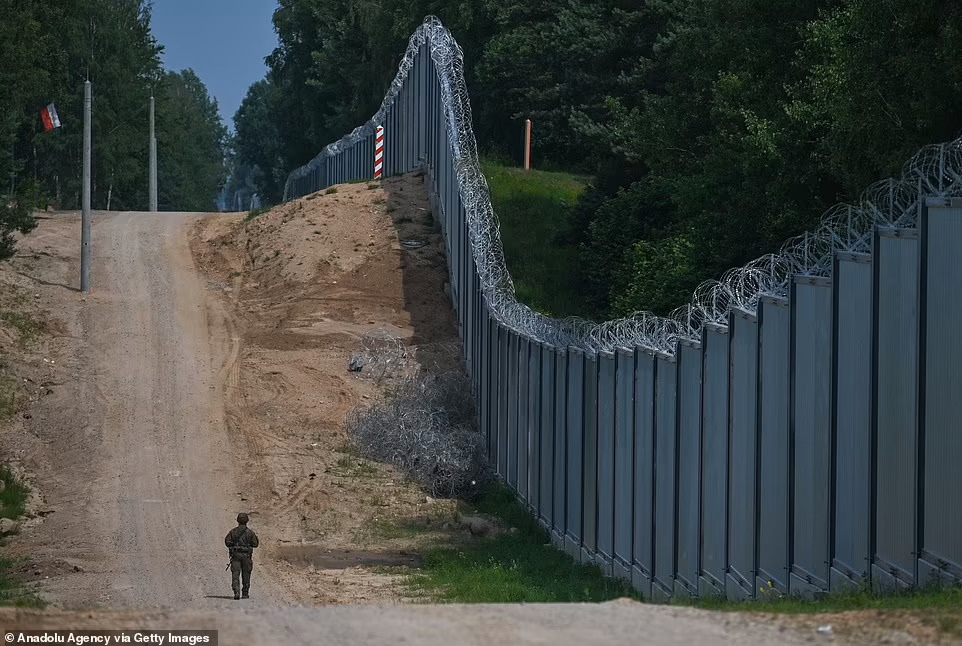 Bức tường thép Ba Lan xây dựng dọc biên giới với Belarus (ảnh: Daily Mail)