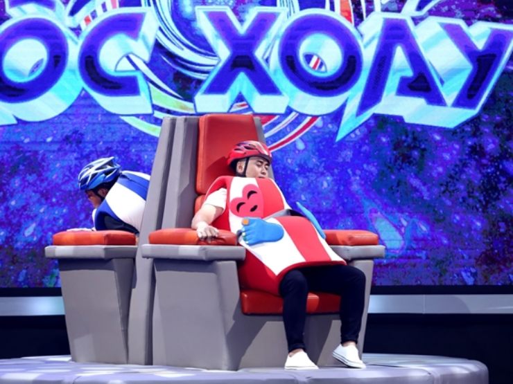 Giải trí - Lần đầu tiên xuất hiện gameshow có vòng xoay khổng lồ khiến các nghệ sĩ phải chắp tay chào thua