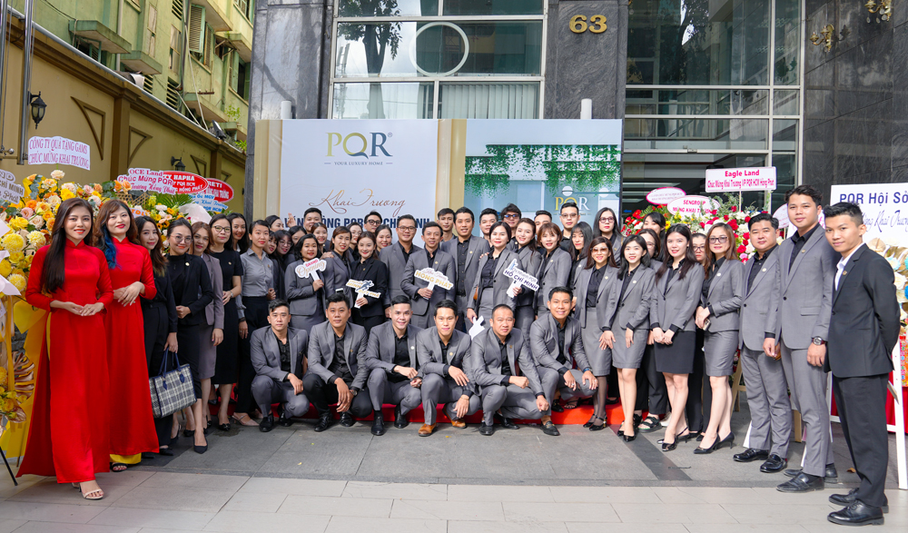 Cán bộ nhân viên PQR mừng khai trương văn phòng chi nhánh TP. Hồ Chí Minh