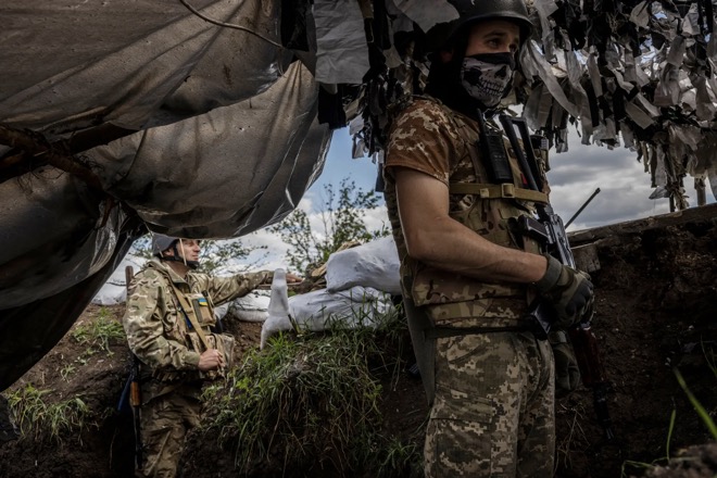 Binh sĩ quân đội Ukraine canh giữ một vị trí ở tỉnh Donetsk.
