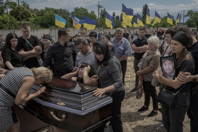 Đám tang binh sĩ Ukraine Roman Sorokin, 29 tuổi, diễn ra cuối tuần trước gần Kiev.