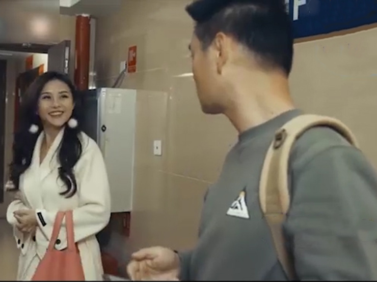 Clip hài hước - Chàng trai ám ảnh chỉ vì được gái xinh "để ý" khi đứng chờ thang máy