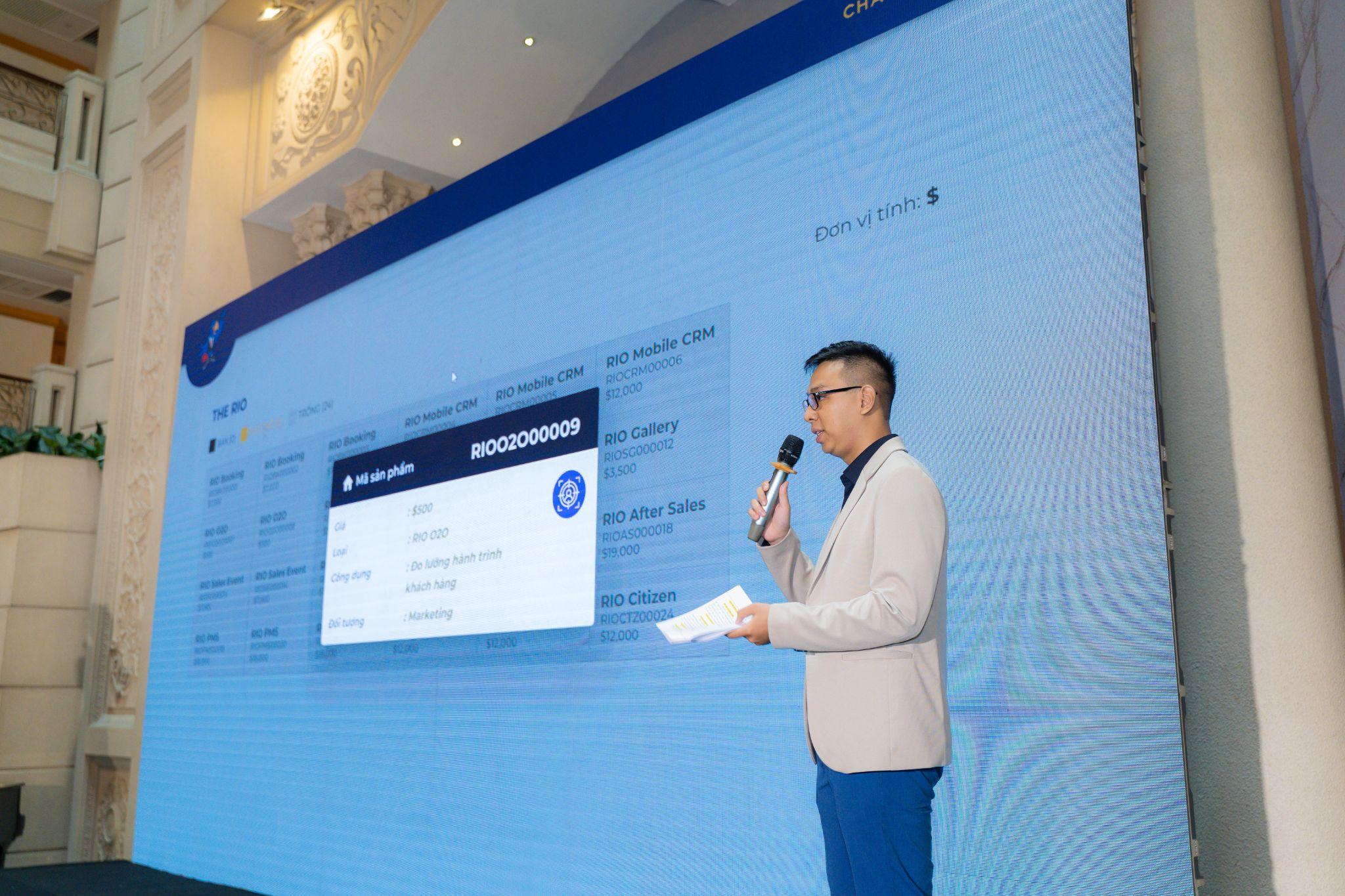 Ông Đỗ Đức Sơn - Giám đốc Kinh doanh Twin Real Estate giới thiệu giải pháp công nghệ cho các khách mời tham gia sự kiện''