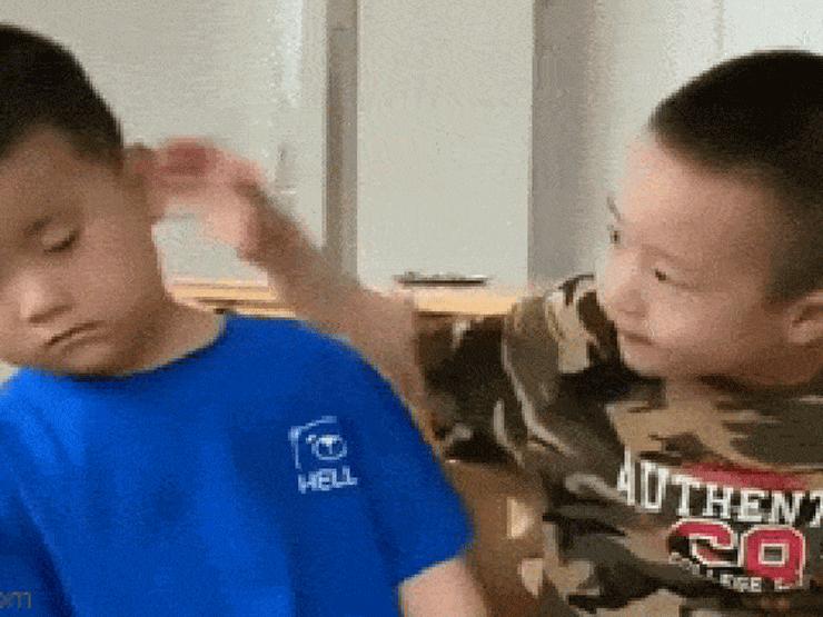 Bạn trẻ - Cuộc sống - Thấy bạn ngủ gật trong lớp, bé trai mẫu giáo có hành động khiến dân mạng "lụi tim"