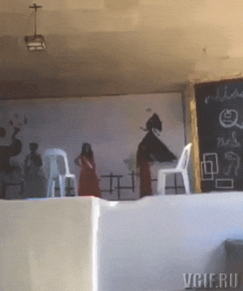 Những hành động khó tin của các người đẹp khiến bao người ngỡ ngàng - 9