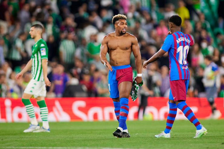 Adama Traore bị Barcelona trả về Wolverhampton