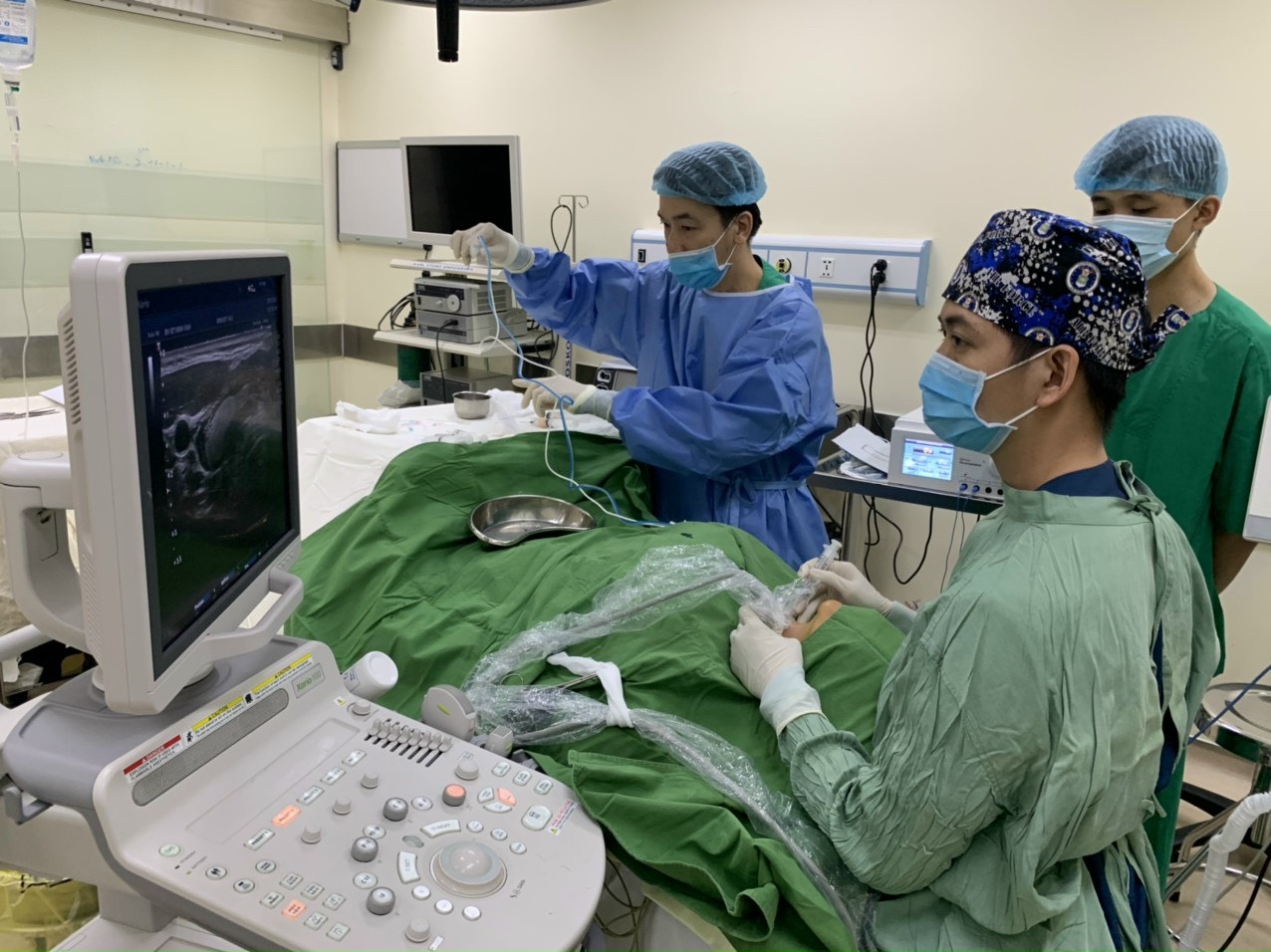 Bác sĩ Lê Lý Trọng Hưng đang thực hiện đốt bướu tuyến giáp cho bệnh nhân bằng phương pháp đốt sóng cao tần (RFA)