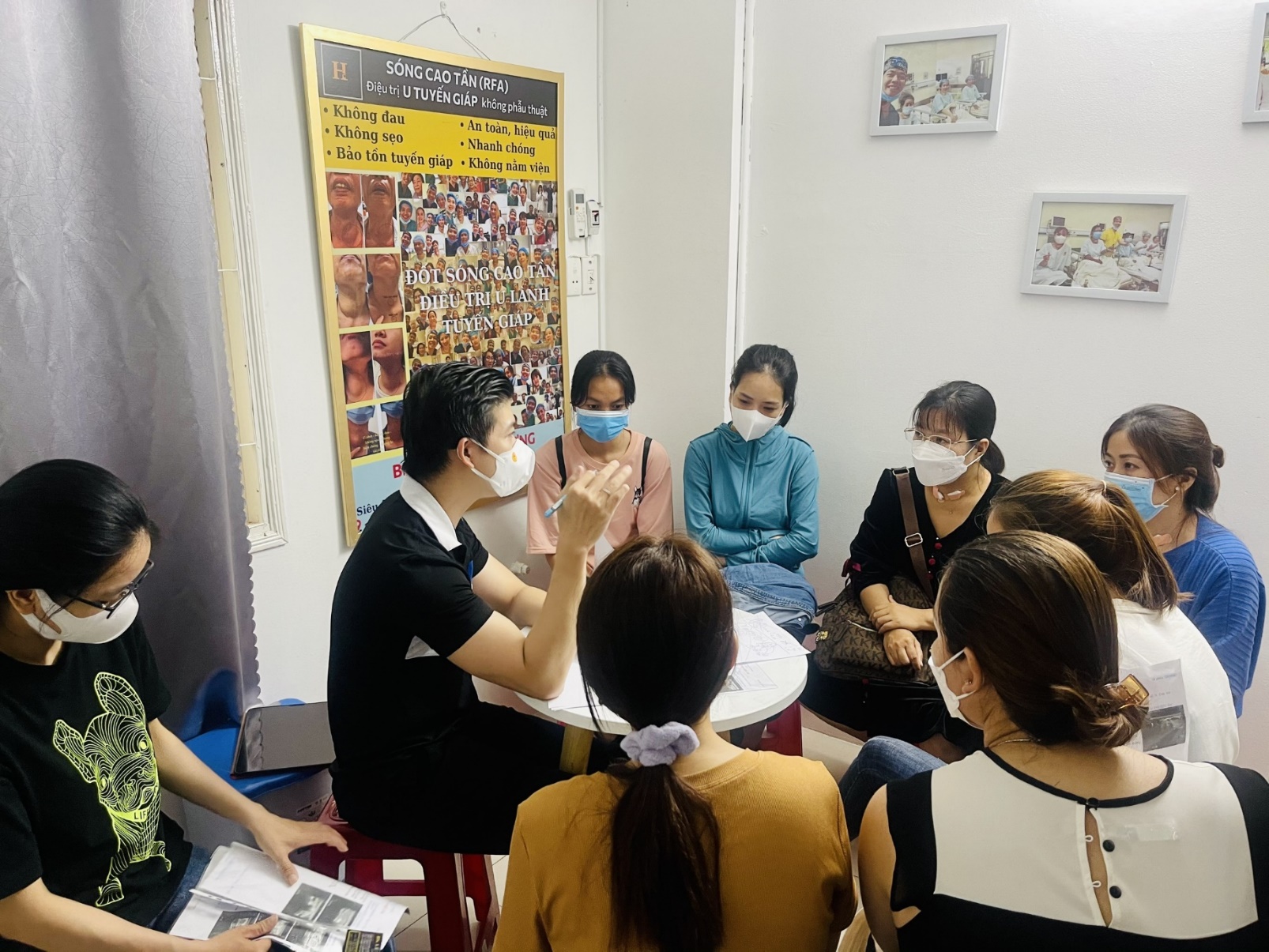 Bác sĩ Hưng luôn dành 30 phút cuối ngày để tư vấn giải đáp thắc mắc cho bệnh nhân