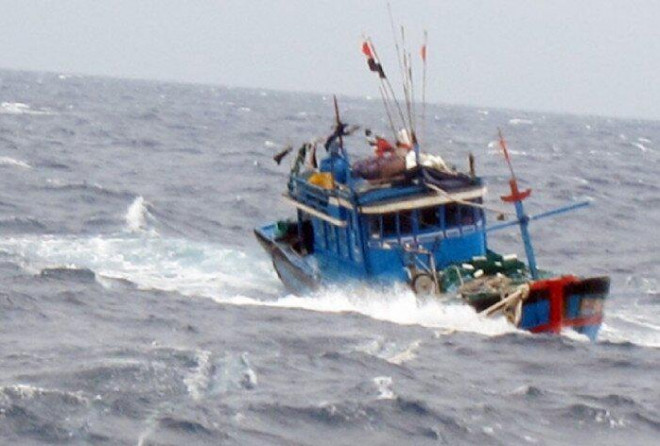 Hai tàu cá Quảng Trị bị chìm trên đường vào bờ tránh bão Chaba, cả 8 thuyền viên trên 2 tàu cá gặp nạn này đã được 1 tàu cá khác của tỉnh Quảng Trị ứng cứu đưa lên tàu - Ảnh minh họa