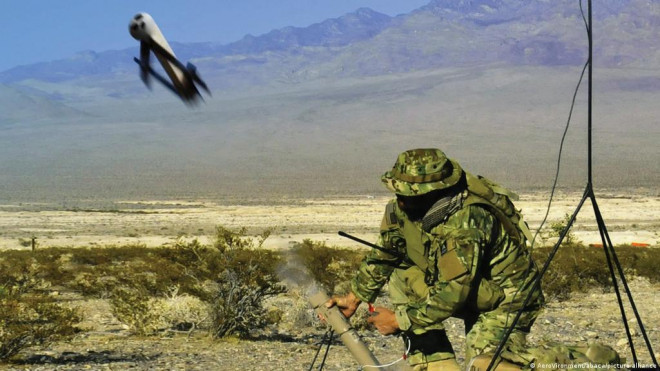 Lầu Năm Góc cũng gửi sang Kiev hơn 700 hệ thống máy bay không người lái chiến thuật Switchblade, 121 hệ thống máy bay không người lái chiến thuật Phoenix Ghost; hàng chục hệ thống máy bay không người lái Puma.