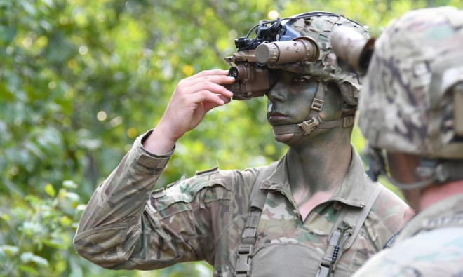 Mỹ và đồng minh cũng chuyển cho Ukraine các hệ thống thông tin liên lạc an toàn chiến thuật, hàng nghìn thiết bị nhìn ban đêm, hệ thống hình ảnh nhiệt, quang học và máy đo khoảng cách laze, dịch vụ hình ảnh vệ tinh thương mại, thiết bị gây nhiễu điện tử; một số thiết bị và phụ tùng thay thế và các đợt hỗ trợ đào tạo, bảo trì và duy trì.