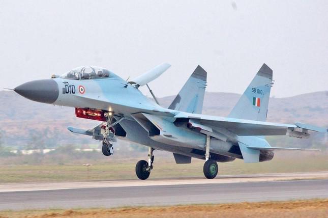 Máy bay tiêm kích SU-30K Flanker hạ cánh xuống sân bay Gwalior, Ấn Độ. Ảnh: Fighterjetsworld