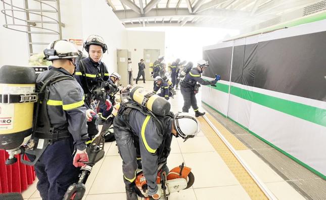 200 trăm cảnh sát diễn tập chữa cháy lớn trên tuyến tàu điện trên cao - 3