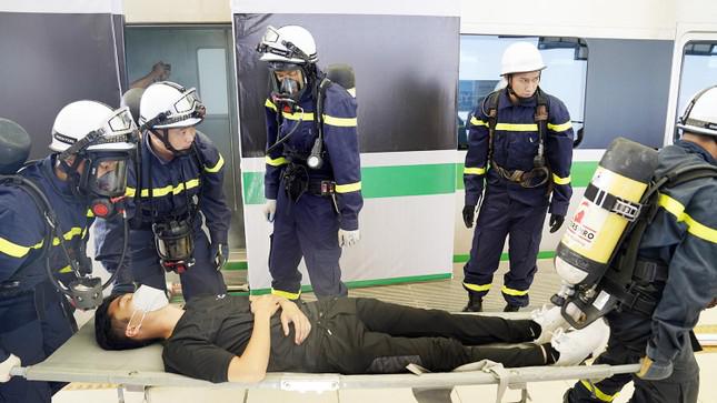 200 trăm cảnh sát diễn tập chữa cháy lớn trên tuyến tàu điện trên cao - 7
