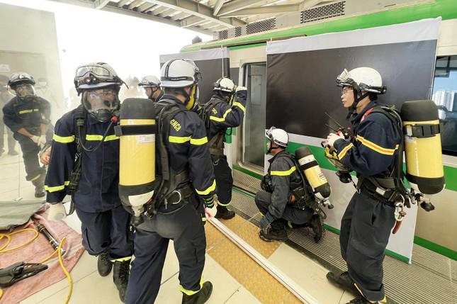 200 trăm cảnh sát diễn tập chữa cháy lớn trên tuyến tàu điện trên cao - 4