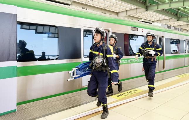 200 trăm cảnh sát diễn tập chữa cháy lớn trên tuyến tàu điện trên cao - 6