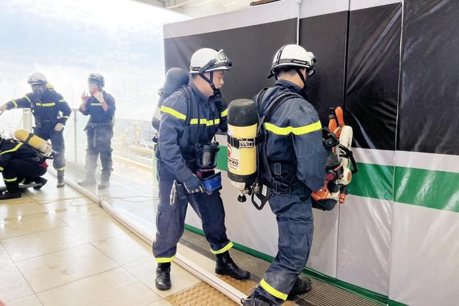 200 trăm cảnh sát diễn tập chữa cháy lớn trên tuyến tàu điện trên cao - 5