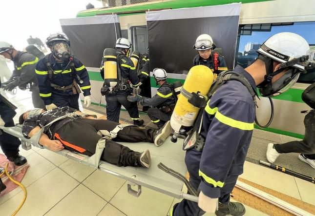 200 trăm cảnh sát diễn tập chữa cháy lớn trên tuyến tàu điện trên cao - 8