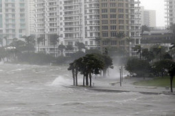 Tin tức trong ngày - Bão số 1 đạt cấp độ cực đại, gió giật cấp 15, cách Quảng Ninh hơn 400km