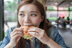 3 thực phẩm tiềm ẩn nguy cơ gây hại cho não nếu lạm dụng