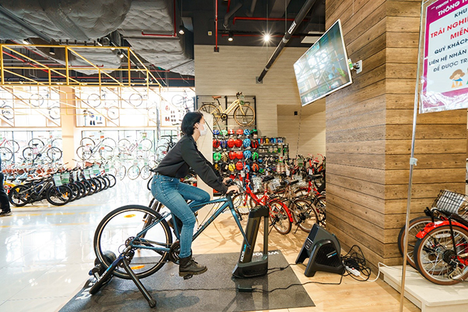Khách hàng được lái thử các dòng xe mới nhất tại AEON Bicycle Bình Tân