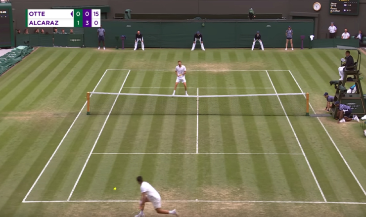 Clip nóng Wimbledon: Alcaraz vừa đánh vừa "dạy" đối thủ cách lốp bóng - 1
