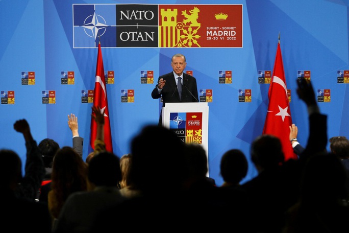 Tổng thống Thổ Nhĩ Kỳ Erdogan phát biểu trong hội nghị thượng đỉnh NATO (ảnh: RT)