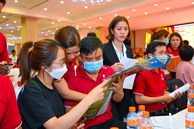 Khách mời quan tâm và tìm hiểu thông tin dự án