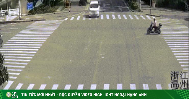 Video: Cố tình vượt đèn đỏ, người đàn ông bị ô tô tông văng xa 10m