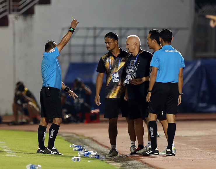 HLV Petrovic nhận thẻ vàng vì lỗi phản ứng trọng tài.