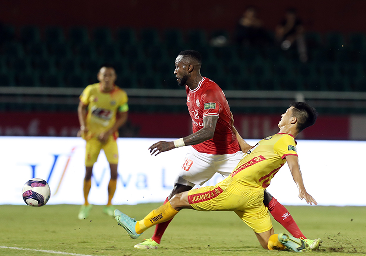 Hoàng Vũ Samson ghi bàn thắng duy nhất giúp TP.HCM đánh bại Thanh Hoá 1-0.