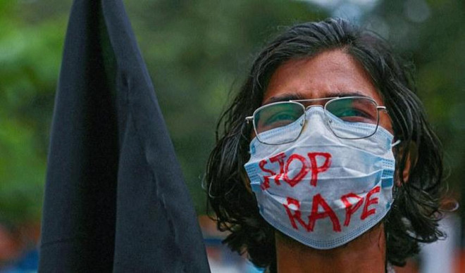 Sinh viên Bangladesh biểu tình phản đối vụ cưỡng hiếp tập thể và tra tấn một phụ nữ ở nước này hồi năm 2020.