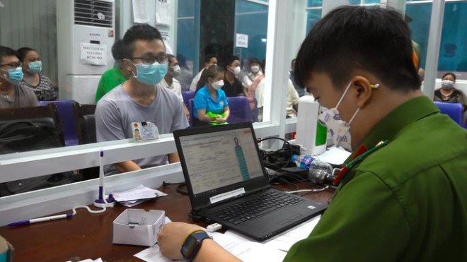 Công an TP HCM cấp căn cước cho người dân