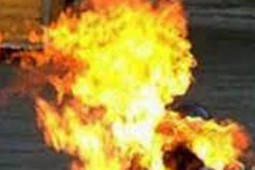 Pháp luật - Mang 4 can xăng tới nhà người tình tự thiêu