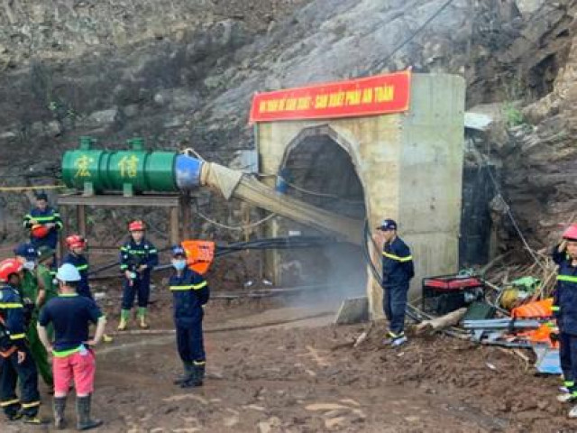 Tin tức trong ngày - Hình ảnh hiện trường vụ công nhân mắc kẹt trong đường hầm dài 200m ngập nước ở Điện Biên