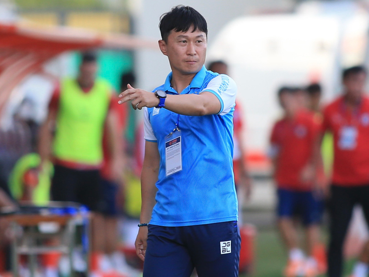 Bóng đá - HLV Hàn Quốc của Hà Nội từ chối nói về Quang Hải, "tướng" Hùng vì sao bực trọng tài?