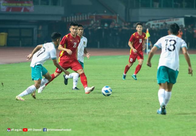 Vì sao nhiều cầu thủ U19 Việt Nam bị chuột rút trong trận hòa Indonesia? - 1