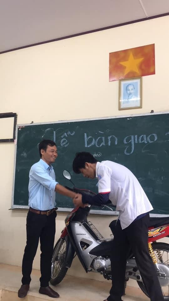 Một lớp học tại An Giang cũng nhanh chóng "bắt trend" bàn giao xe.