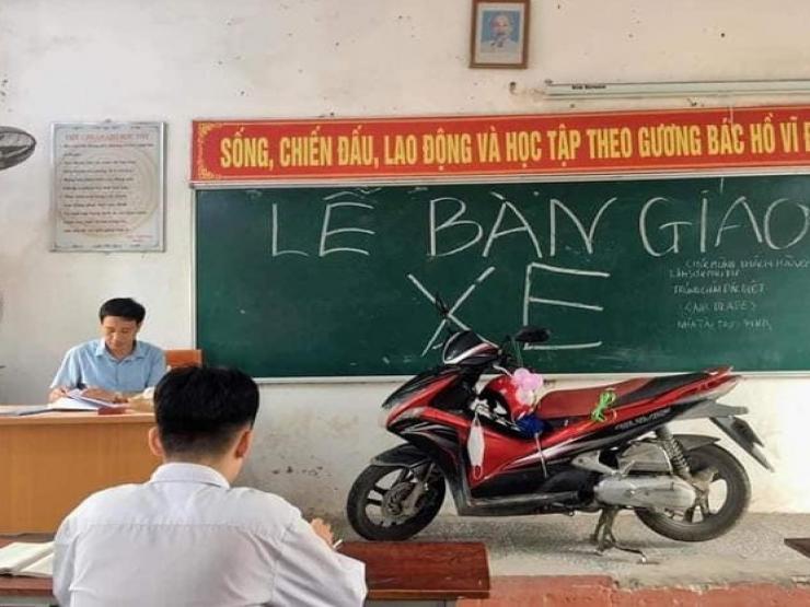 Bạn trẻ - Cuộc sống - "Chơi lớn" như lớp người ta: Mang cả xe máy lên tầng 2 làm "lễ bàn giao" cho thầy chủ nhiệm