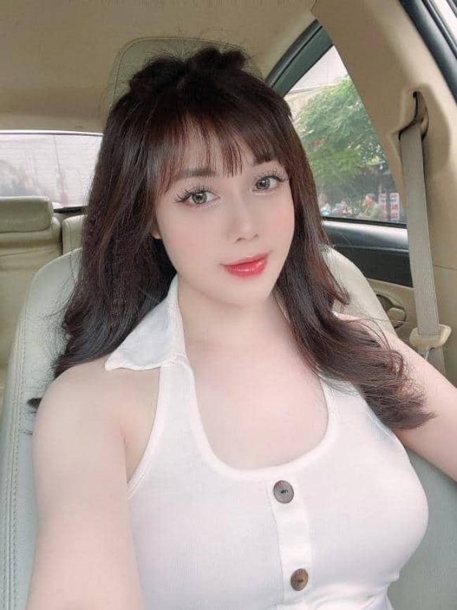 Người đẹp từng được biết đến với biệt danh 'hot girl giám thị' khi hình ảnh xinh đẹp của cô khi đi coi thi được lan truyền trên mạng xã hội.
