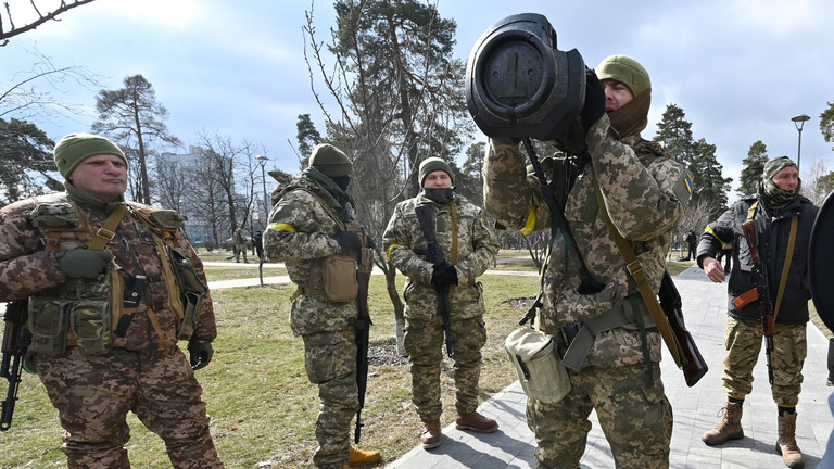Báo Nga thâm nhập "chợ đen" mua vũ khí Mỹ ở Ukraine