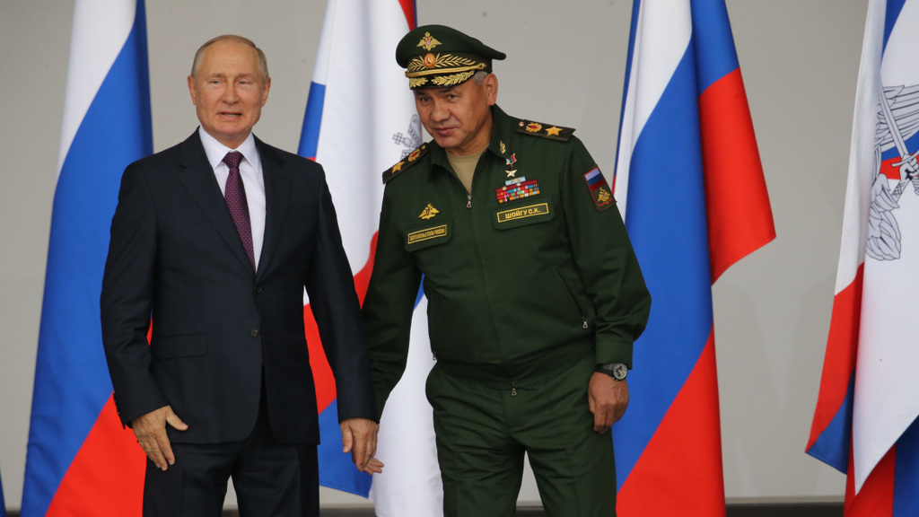 Bộ trưởng Quốc phòng Nga Sergei Shoigu và Tổng thống Nga Putin (ảnh: AP)