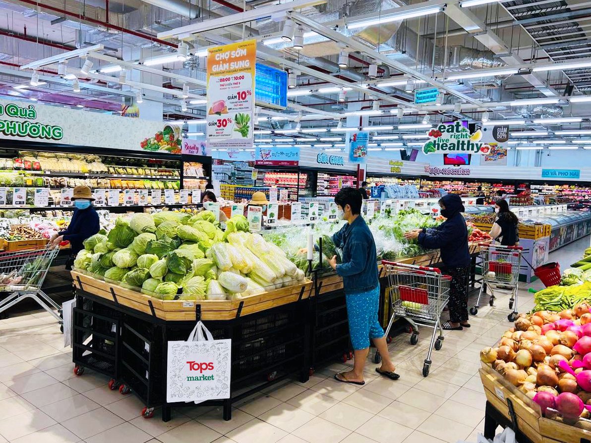 Nhiều hệ thống siêu thị triển khai chương trình giảm giá để hỗ trợ người tiêu dùng trong bối cảnh xăng liên tục tăng giá