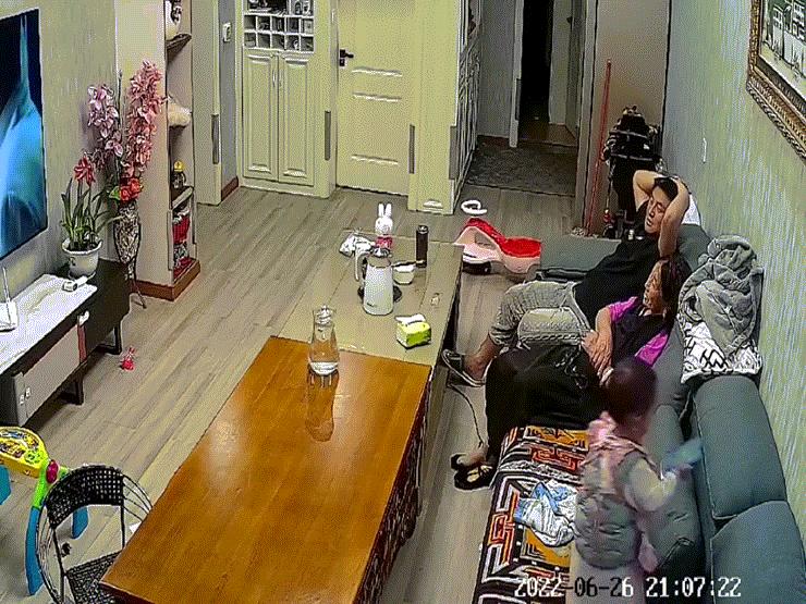 Phi thường - kỳ quặc - Thấy con gái rơi khỏi ghế sofa, ông bố cứu nguy trong gang tấc khiến dân mạng khen ngợi